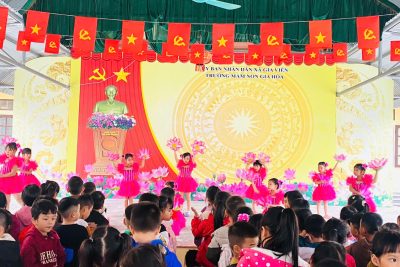 CBGVNV học sinh trường mầm non Gia Hoà tổ chức chào cờ đầu tuần tháng 12